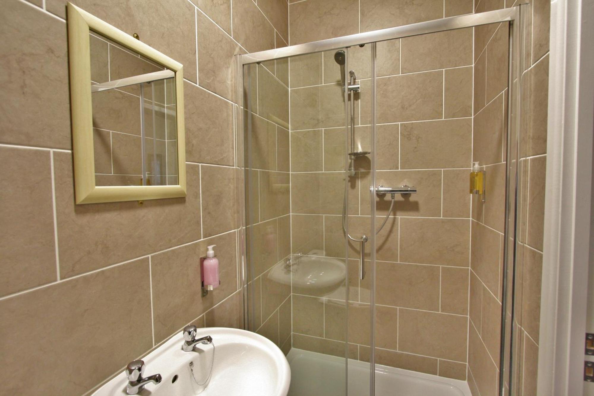 Central Hotel Gloucester by RoomsBooked Buitenkant foto